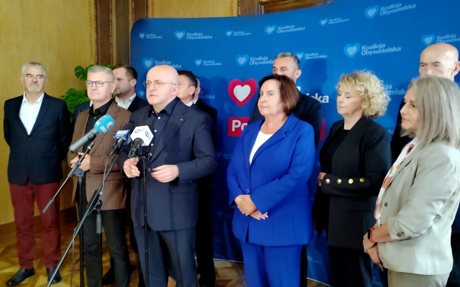 poseł Kowal, radny Kłak i oinni działacze KO na konferencji prasowej